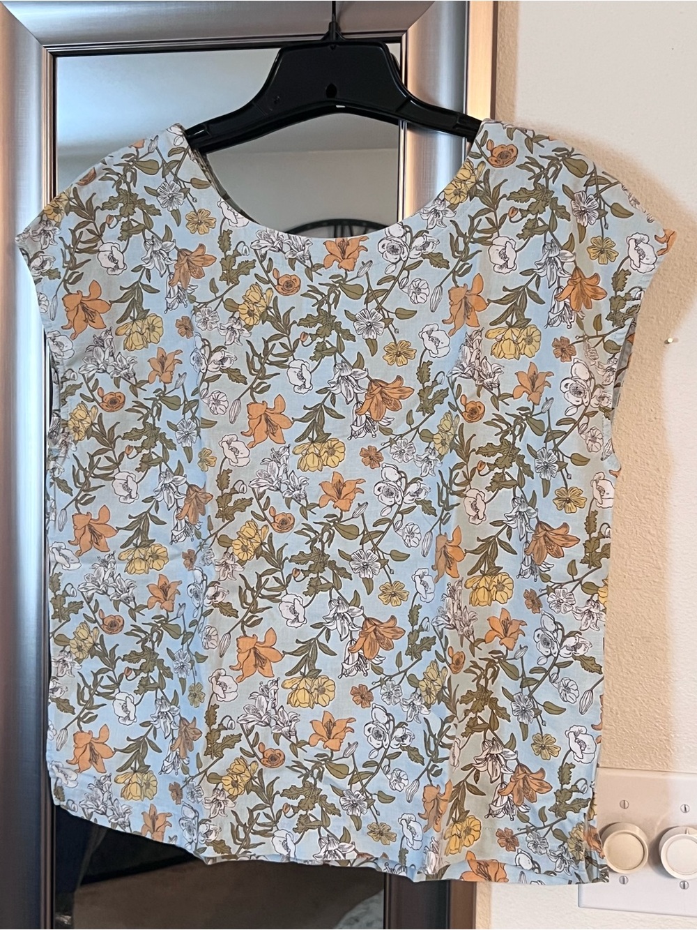 Cynthia Rowly Women’s Floral Cap-Sleeve Top in Light Blue V-Back Buttons M